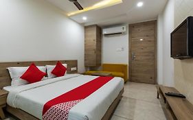 Capital O 47403 Hotel Manjeet